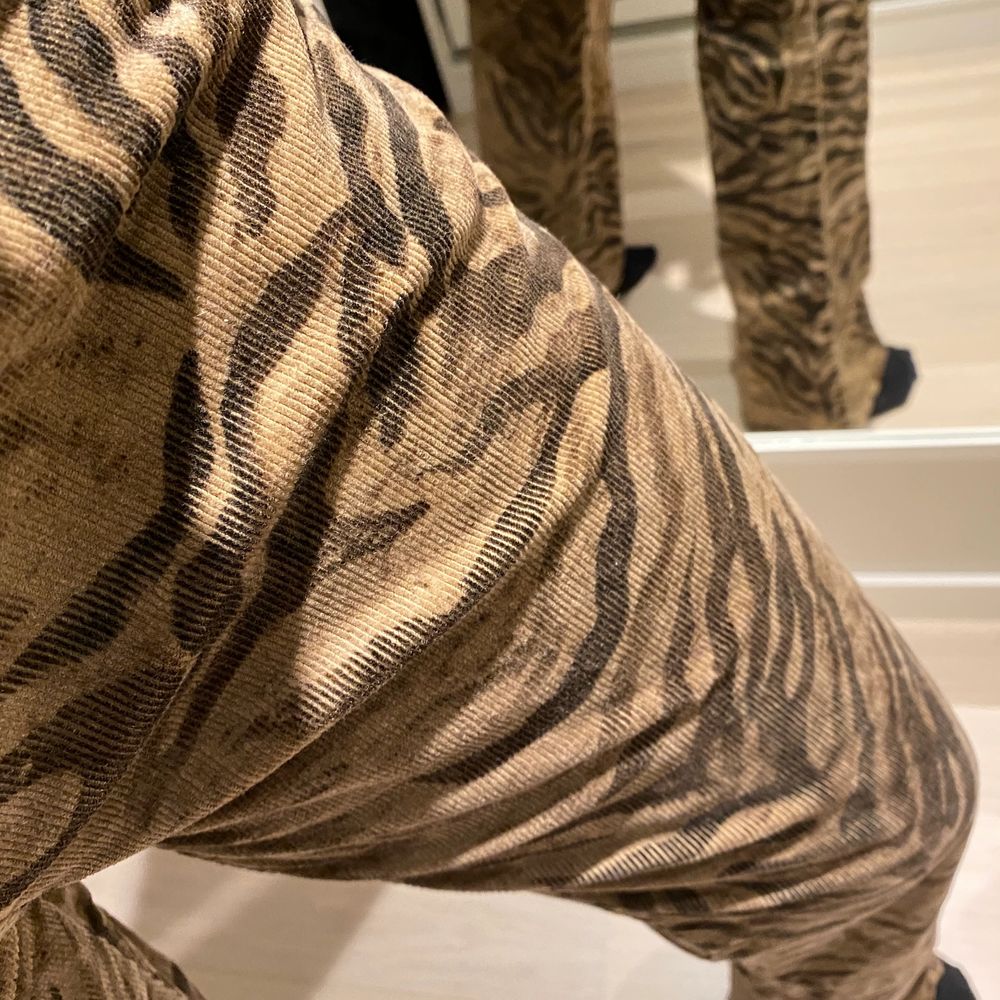 Ett par bruna zebra byxor i ett mjukt material och är lite manchester aktikt. Dom är i storlek L men passar mig som är storlek M/S och sitter perfekt om man vill ha dom lite ”baggy” Byxorna är i ett bra skick☺️ Skriv för mer bilder eller om du är intresserad💕. Jeans & Byxor.