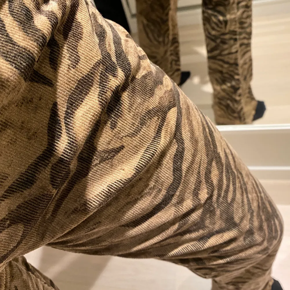 Ett par bruna zebra byxor i ett mjukt material och är lite manchester aktikt. Dom är i storlek L men passar mig som är storlek M/S och sitter perfekt om man vill ha dom lite ”baggy” Byxorna är i ett bra skick☺️ Skriv för mer bilder eller om du är intresserad💕. Jeans & Byxor.