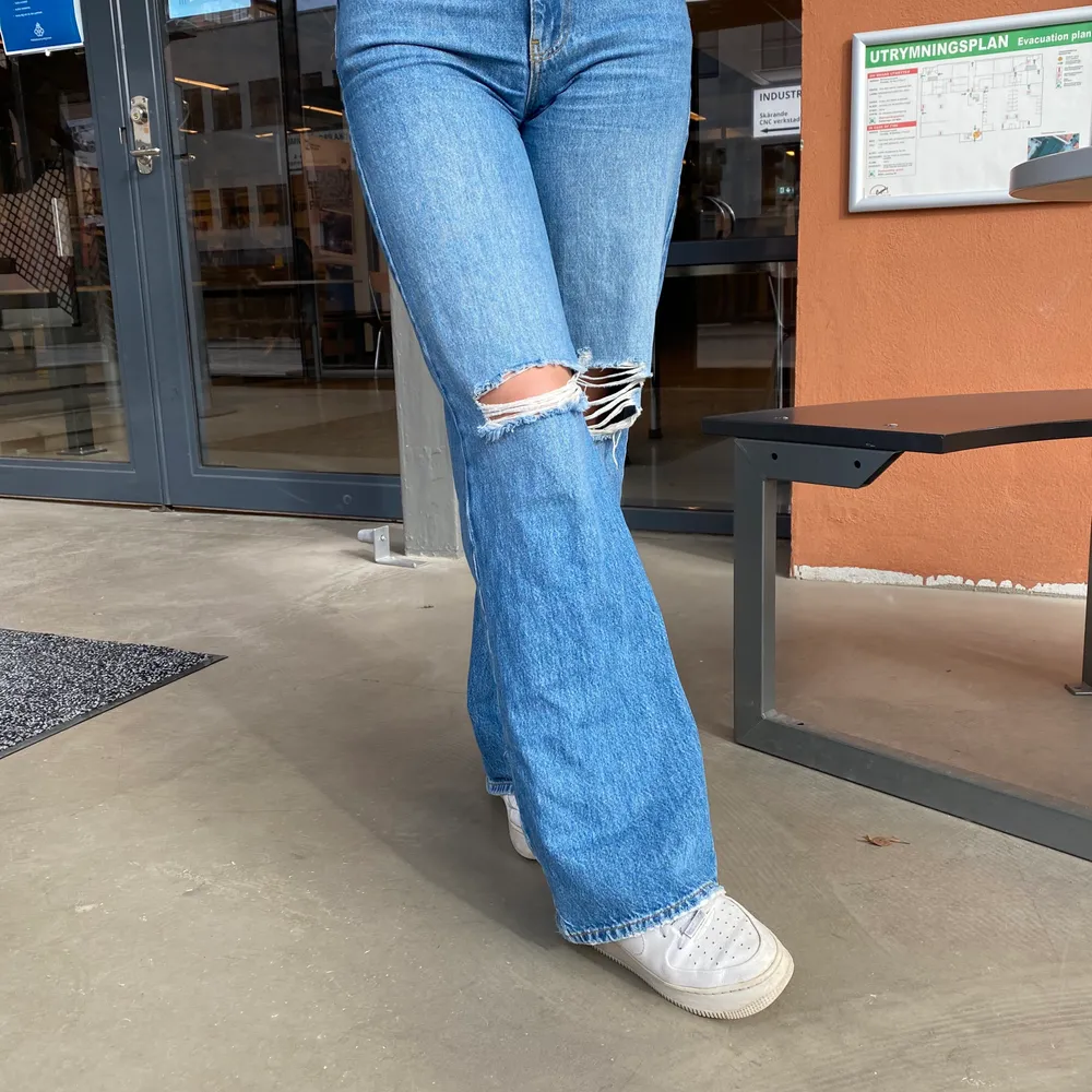 Vida blåa jeans från Gina men slitningar på knäna. Använda ett antal gånger men fortfarande bra skick! Köpta för 599kr säljer för 300kr+ frakt!✨✨. Jeans & Byxor.