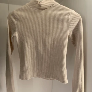 Turtleneck - Beige tajt tröja som sitter sjukt fin på
