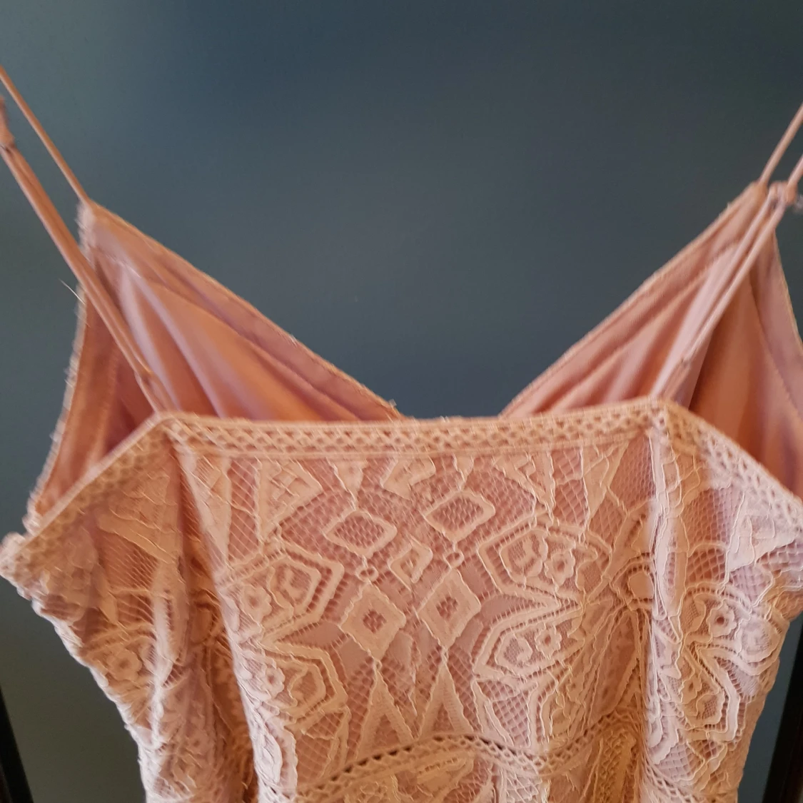 Rosa klänning med spetsdetaljer - 90