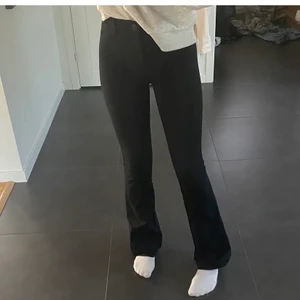 Kostymbyxor  - Svarta kostymbyxor ifrån zara, använa några ggr. Storlek xs men passar även s 💕💕