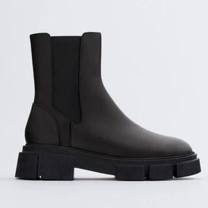 Zara boots - Snyggaste bootsen från Zara, oanvända och slutsålda! Köptes i höstas för 700-800kr men har helt glömt att jag haft de och väljer att sälja de nu då de ej kommer till användning💞 budgivning ifall fler är intresserade & frakt tillkommer