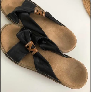 Sandaler från Rieker - Sparsamt använda Sandaler från Rieker. Storlek 39 men något smalare i modellen. Passar storlek 38. Nypris: 600kr. 