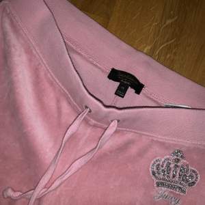 Otroligt söta mjukisbyxor från märket Juicy Couture. Använda ett fåtal gånger därav bra skick. Storlek M men sitter mer som S eller XS. Köparen står för frakt (66 kr)💞