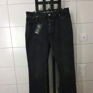 svarta jeans - oanvända nya svarta bik bok jeans i nyskick då köpta i fel storlek.