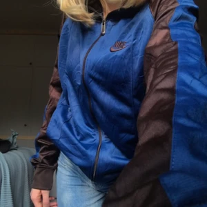 Nike track top  - Jättesnygg blå och brun fleece köpt på beyond retro, säljer då den inte är min stil längre. Skriv privat för fler bilder eller frågor!💙🤎