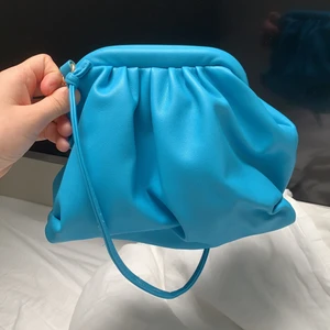 Blå väska! - En as cool blå väska från ginatricot! Köpte i sommras, men aldrig använd. Mer plats en vad man tror. Nypris 250kr, skriv privat vid intresse