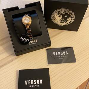 Säljer min helt nya klocka från versace, aldrig använt, finns även ett certifikat med! Och extra band ifall man skulle vilja förlänga☺️