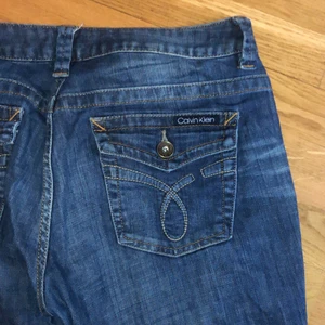 calvin klein - skitsöta calvin klein jeans med lite bootcut (syns tyvärr inte på bilden) i storlek 10 vilket motsvarar ungefär 40/42. de är också low waist. frakt ingår i priset
