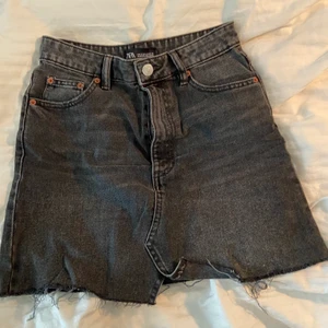 Jeanskjol  - Grå/svart jeanskjol från Zara. Använd men i bra skick, köparen står för frakten💕