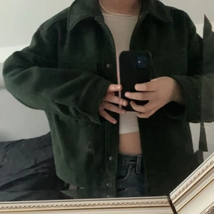 Vår jacka  - Säljer min super snygga mörk gröna Monki jacka som har kommit till god andvändning men forfarande mycket bra skick, det är en ganska varm vårjacka som är lite oversized i modellen och sitter super snyggt på. Somsagt köpt på monki för 600 kr och säljer för 300. Jag och köparen kommer överens om frakten💞