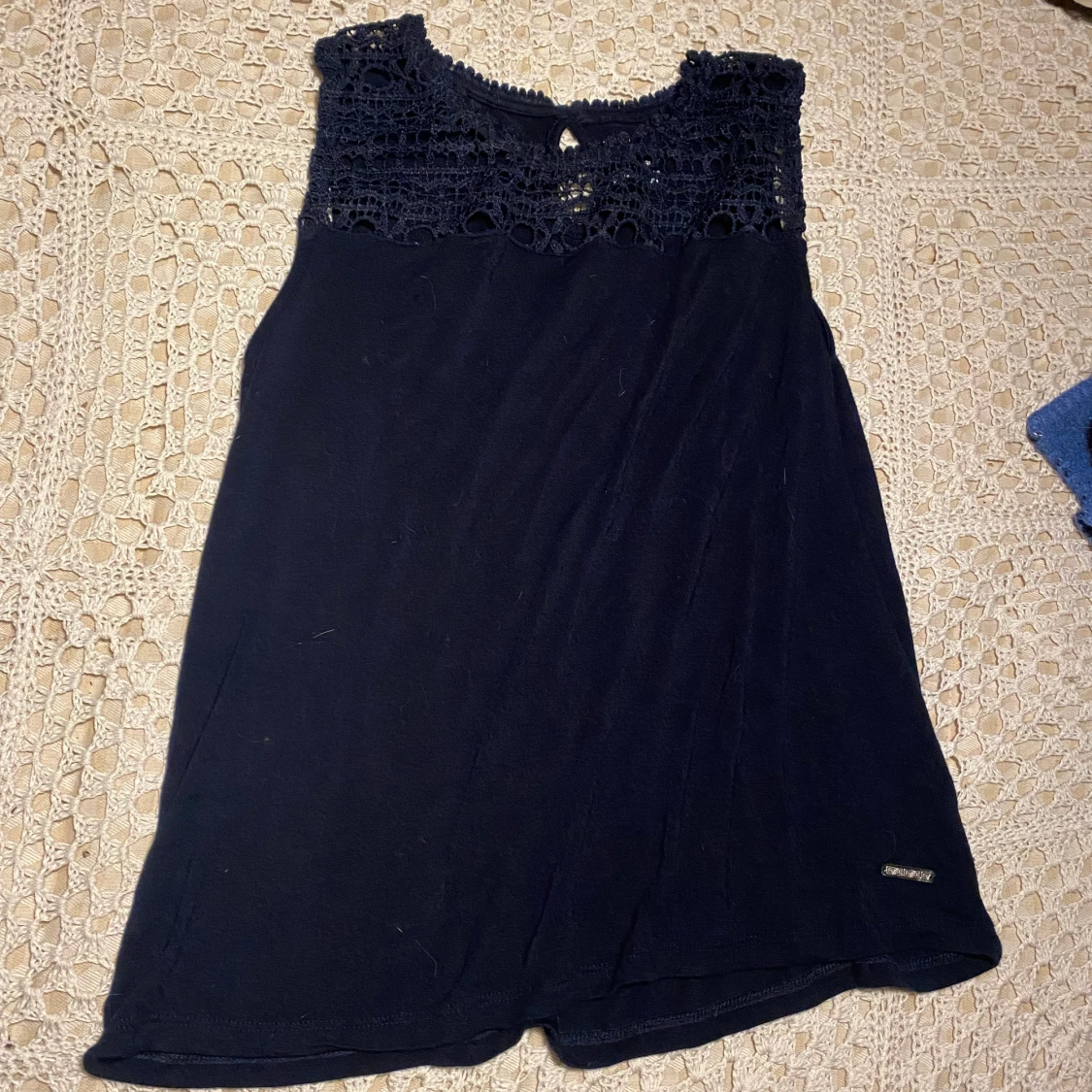 Somrigt linne med fina spetsdetaljer - 90