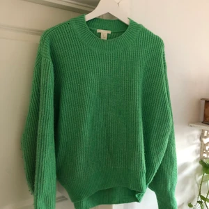 Grön stickad tröja  - Ljusgrön stickad tröja i storlek XS men ganska oversized, lite puffiga ärmar. Ifrån HM. Säljer för 120 + 66 kr frakt