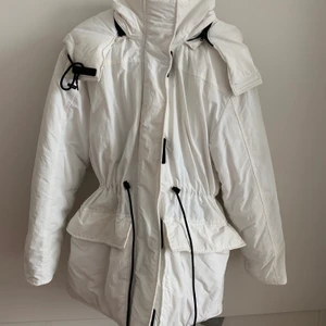  Vit dunjacka weekday  - Vit dunjacka från weekday som man antigen kan få figurformad eller stor! 