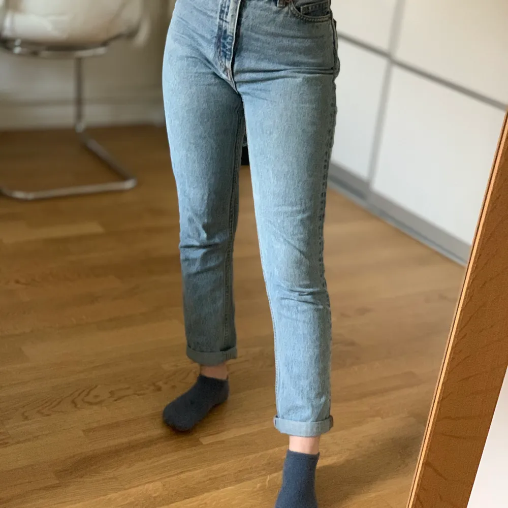 Säljer mina jeans från monki, köpta i Norge. Modellen är skinny jeans. Jag är 157cm lång.. Jeans & Byxor.