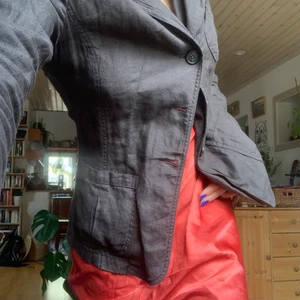 Skjorta - Det är brun skjorta, man ser inte så bra på bilden. Den är i linnematerial så passar perfekt till sommaren!