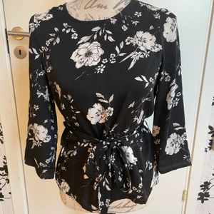 Blommig blus  - Oanvänd blus med lapp kvar