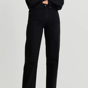 Svarta straight jeans• storlek 34, bud från 250 kr - Jag säljer ett par svarta straight jeans från Gina trocot. Bara använda Max 3 gånger så väljer därför att sälja. Ordinarie pris 599 kr men säljer för minst 250kr. Buda i kommentarerna :) #straightjeans #90s #straight #jeans #svart #ginatricot #byxor #vintage #secondhand 