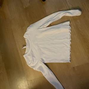 Vit tröja - Använder inte denna längre. Den är rätt tunn och genomskinlig i tyget men man kan ha den under nån t-shirt eller något. Den är ”rufflad”/vågig i kanterna