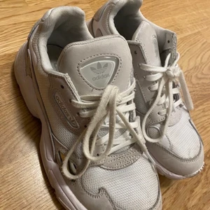 Adidas Originals Falcon W - Sparsamt använda! nypris 1099