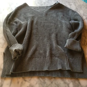 Stl XS-L - Jättefin oversize tröja funkar till alla årstider! Mysiga hemmakvällar men även att klä upp som klänning. Använd få gånger och har inga defekter!😊