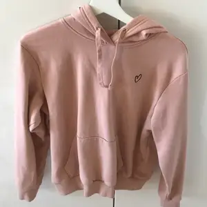 Tänkte sälja alla mina hoodies då det inte är min stil längre 💓 | Denna hoodien är i färgen Rosa, strl S men passar även M. Materialet är tjockare och otroligt mysigt 💓 Säljer pga att den aldrig kommer till användning.