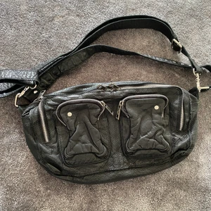 NÚNOO väska - Fantastiskt snygg och rymlig väska 😍 hör av er vid fler frågor eller bilder!! Frakten tillkommer 🕊