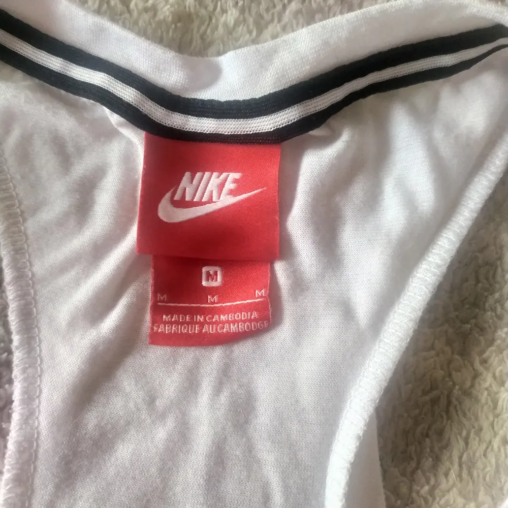 Vitt linne från Nike storlek M. Använd ett fåtal gånger. Toppar.