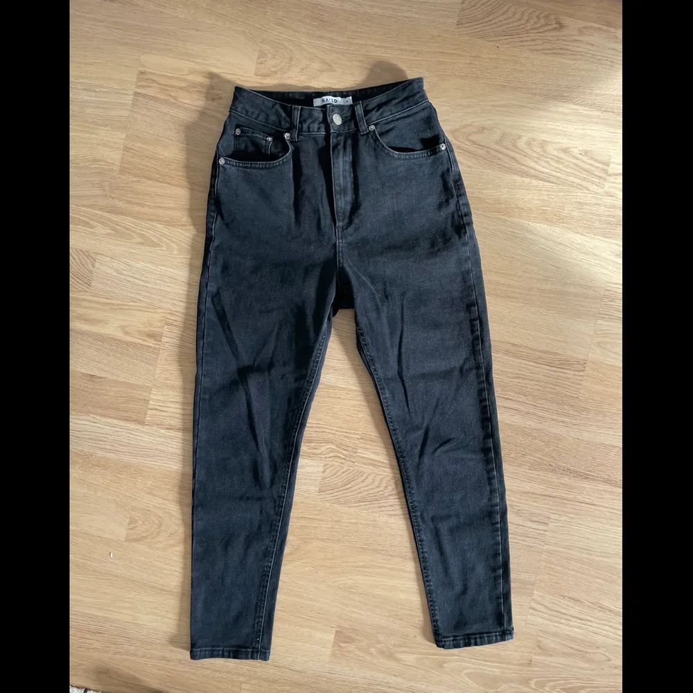 Stentvättade högmidjade jeans från nakd. De är i en rak modell. Storlek 34. . Jeans & Byxor.