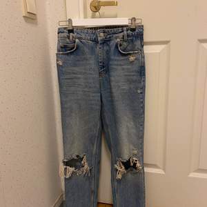 Jeans från Zara. Säljer på grund av att de tyvärr inte kommer till användning längre.