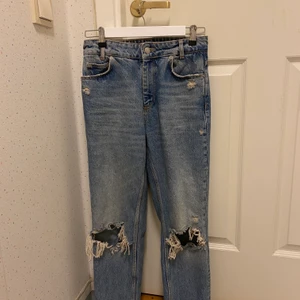 Jeans  - Jeans från Zara. Säljer på grund av att de tyvärr inte kommer till användning längre.