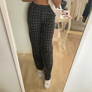 Rutiga byxor - Strl S! Passar mig perfekt som brukar ha S-M i byxor 🥰 1.70 lång