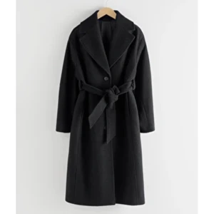 Kappa - Svart slutsåld kappa från &otherstories. 100% ull så den värmer! I normal till nyskick, kan ha liiiite knotter här och där, men går att ta bort enkelt. Nypris låg på 1950 kr ungefär. S-XS i storlek, oversized modell. Står dock strl 32 på kappan. ✨ Osäker på fraktpris men kan kolla upp vid intresse 💕