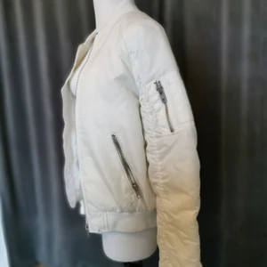 vit bomberjacka  - Vit bomberjacka från Vailent. Sitter med en tightare passform. Bra skick.