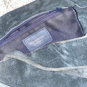 Säljer en marinblå mocka väska med fransar från märket Hunkydory. Använd ett fåtal gånger (5-6 ggr). Nypris 2000.