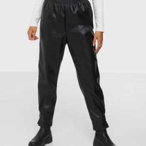 Faux leather byxor - Faux Leather byxor, aldrig använda pga för stora, så dom är i nyskick, storlek S, 250 inkl frakt