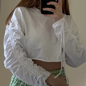 Kort tröja från Missguided!  - Jättefin tröja med knytning i armarna, nästan helt oanvänd💓💕 