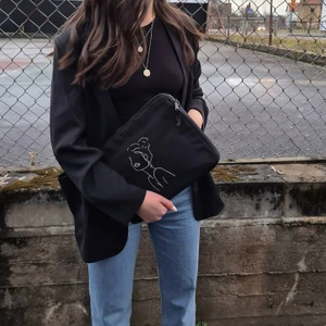 Datorfodral 13 tum - Vi är ett Uf-företag och har designat dessa fodralen själva. De är oanvända och alltså i bra skick. Storlek 34×23×2. På baksidan finns en ficka som rymmer en del.