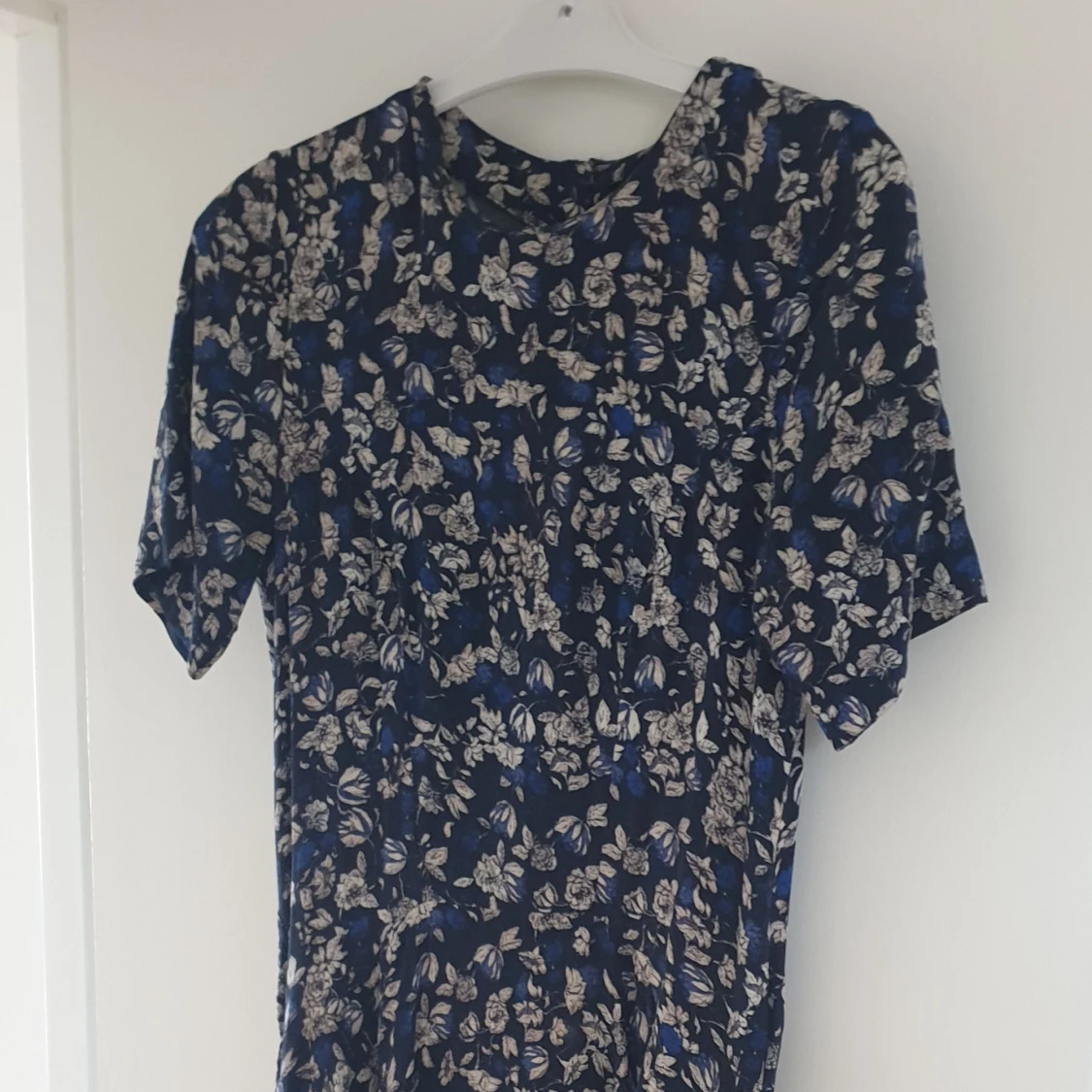 Figurnära blommig klänning