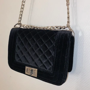 Väska svart  - Snygg somrig axelbandsväska som även går att ändra så den är kortare, SVART! Ganska bra skick! 