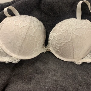 Spets bh - Helt oanvänd! Jättefin spets + silver detalj stl är 65D men funkar på en fyllig B kupa skulle jag säga 