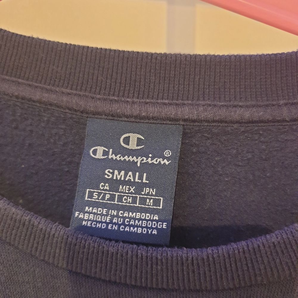 ❗laddar upp igen pga oseriösa köpare❗ säljer min marinblåa champion sweatshirt eftersom att den inte kommer till användning! Inga fläckar eller defekter❤. Tröjor & Koftor.