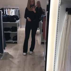 Svarta bootcut jeans - Skitsnygga bootcut jeans från Zara! Sitter verkligen skitbra men kan tyvärr inte använda de då de har blivit försmå, har nu 38/40 i byxor och dessa är 34. Ser som nya ut! Nypris 399kr. Frakt 66kr💕