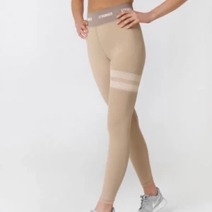 Träningstights från stronger - Säljer mina jättefina beiga träningstights från Stronger, använda 1 gång och tvättade 1 gång så i jättefint skick. Säljer pga de är för små. Kan självklart skicka egna bilder också💖