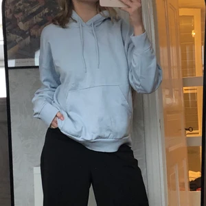 Weekday hoodie - Säljer nu denna babyblå overzided hoodie då den inte kommer till användning :( bara använt 1 gång