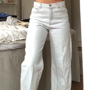 Ljusblåa jeans  - Jeans från Pull&Bear. Köpta för länge sen men använda få gånger. Jätteljusblåa nästan vita. Lite korta på mig som är 174. Säljer för 100kr🤍🤍