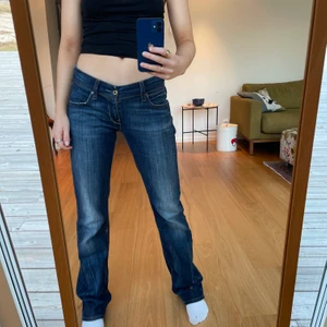 Levis jeans - Säljer dessa sjukt snygga jeans från Levis i storlek S mycket fint skick. Skit snygga och trendiga