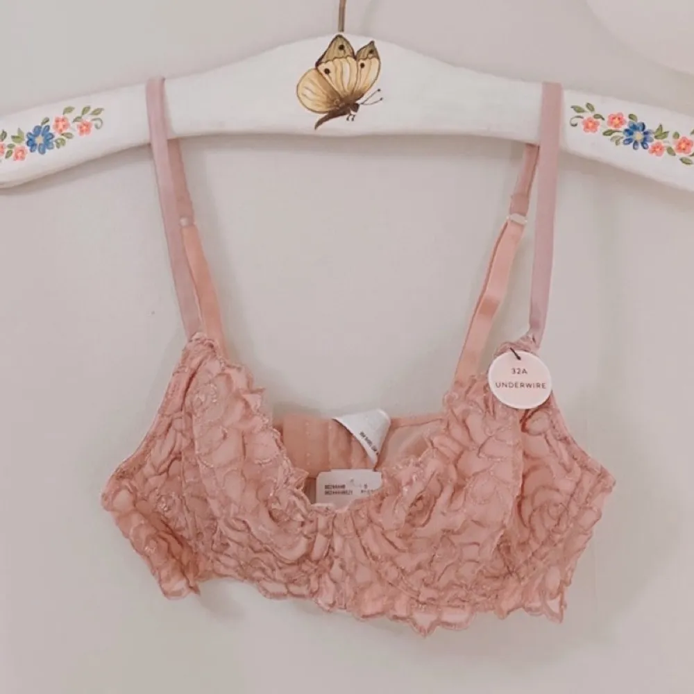 köpte denna för rätt så längesedan men aldrig använt för för djupa kupor för mig 😅 supersöt rosa/nude blomster spets-bh från forever21 med prislapp på! 💖 frakt tillkommmer! budgivning vid flera intresserade! kontakta vid frågor! 💌 . Toppar.