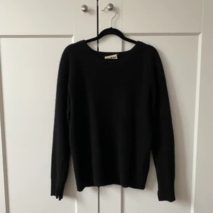 Cashmere-tröja från Soft Goat - Tröja i 100 % cashmere från soft goat. Sparsamt använd och i nyskick. Nypris 1700 kr. Storlek S.
